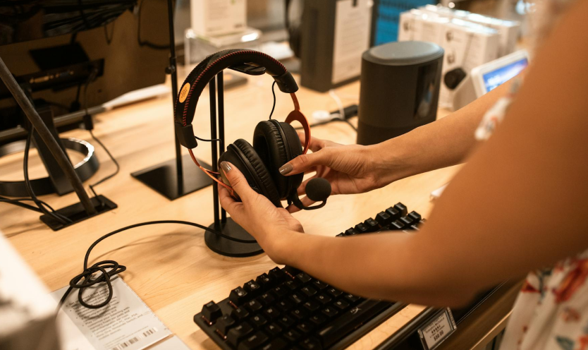 Price, Don’t Panic: How Electronics Retailers Can Respond Strategically to Flash Sales